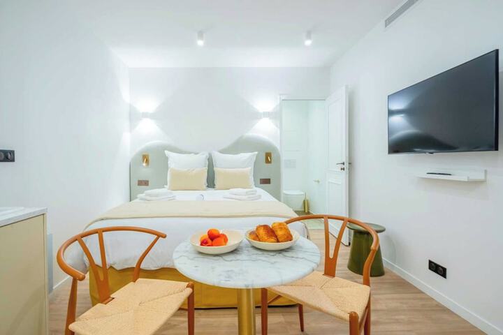 Room 6 of 12