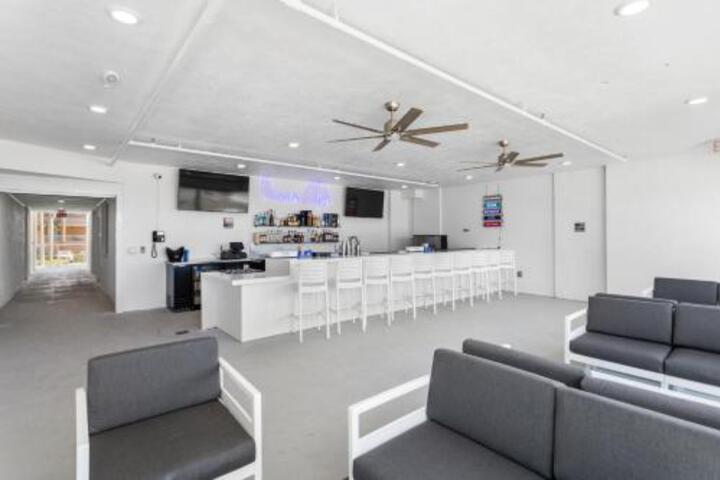 Lounge 14 of 67