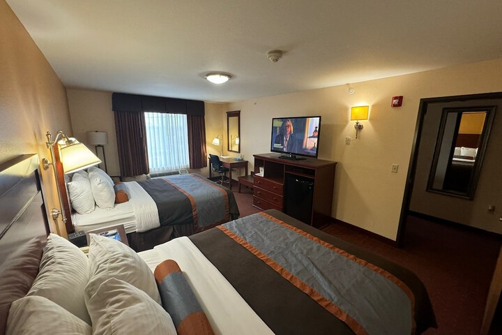 2 Queen Beds Deluxe (1 of 14)