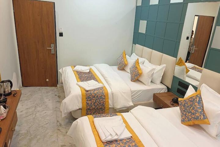 Room 6 of 28