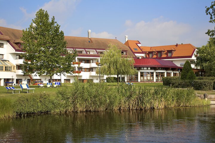 Hotel Exterior 50 of 54