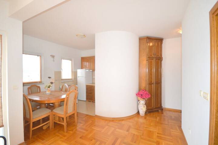 Room 6 of 10