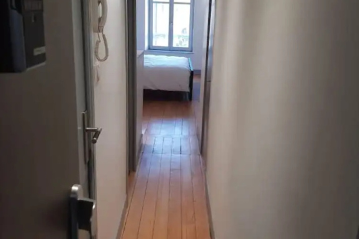 Room 6 of 10