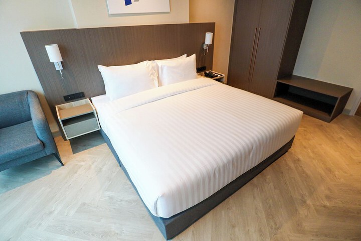 Room 12 of 103