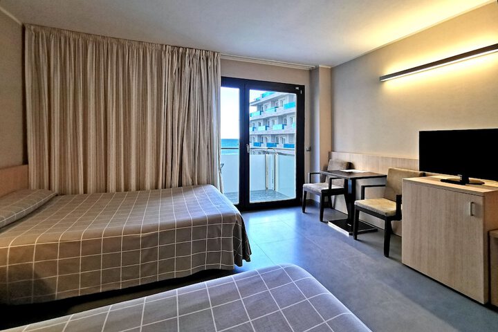 Room 11 of 33