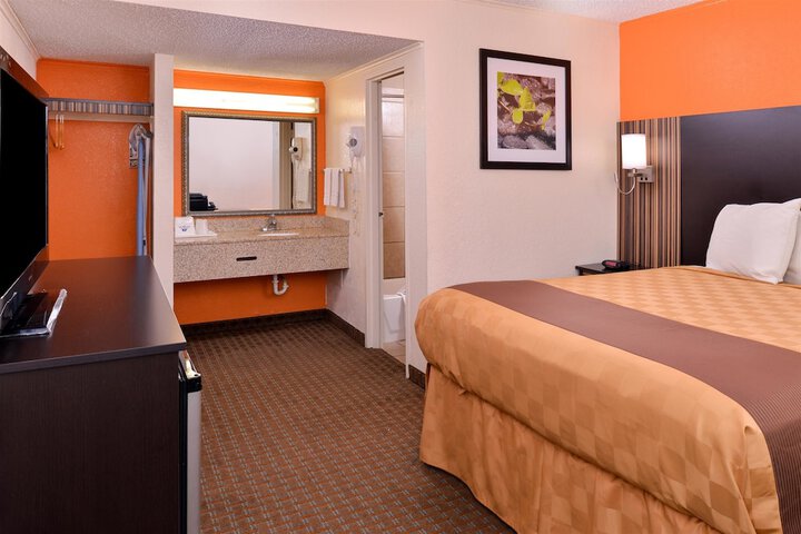 1 Queen Bed (6 of 9)
