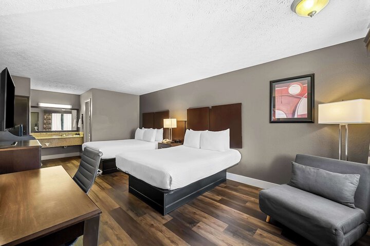 2 Queen Beds High Speed Internet Accessible Coffee Maker, Hairdryer Iron and Ironing Board Full Breakfast (1 of 6)