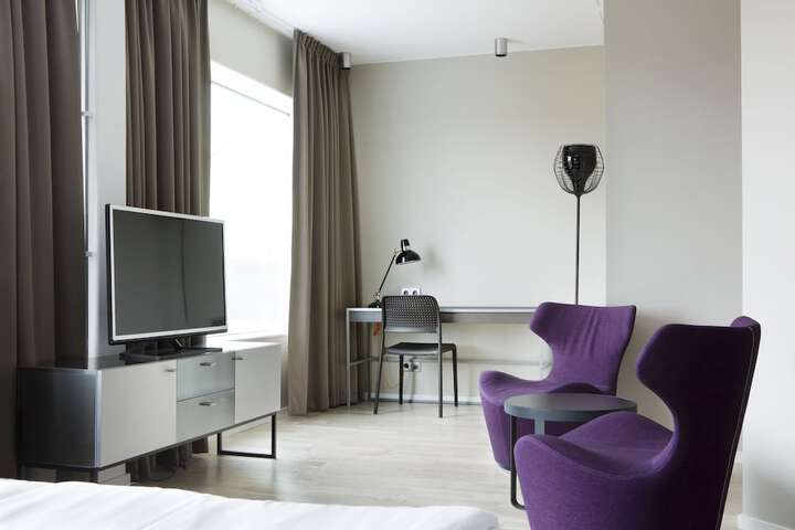 Room 5 of 18