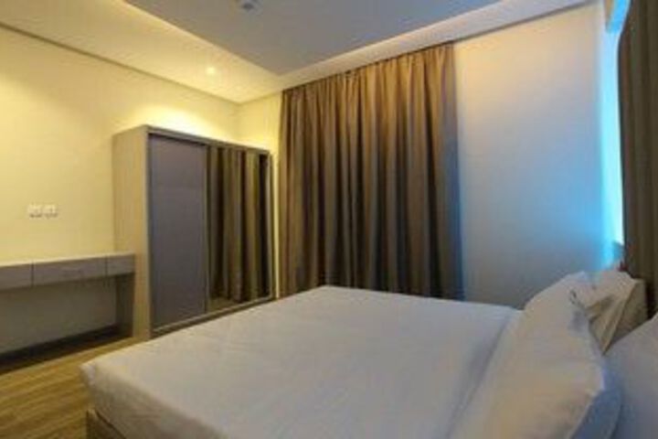 Room 6 of 28