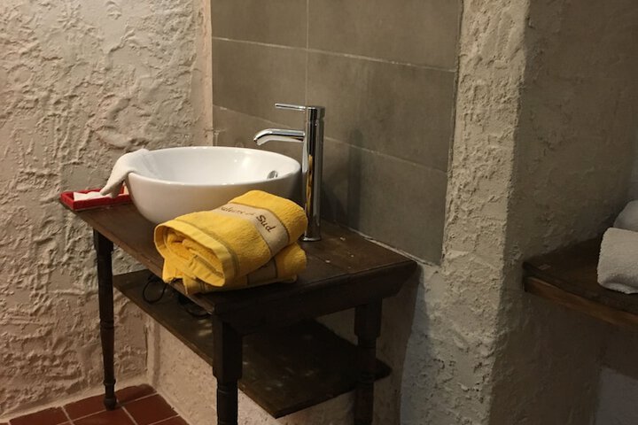 Room 4 of 98
