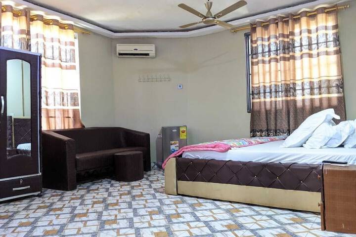 Room 6 of 12