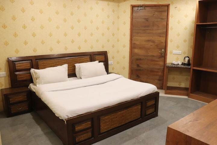 Room 3 of 20