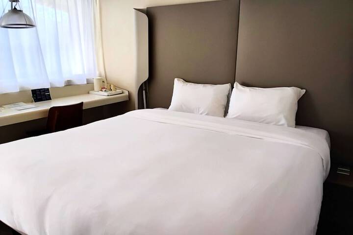 Room 9 of 47