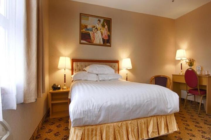 1 Queen Bed (7 of 15)