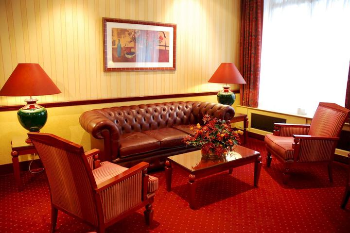 Lounge 21 of 28
