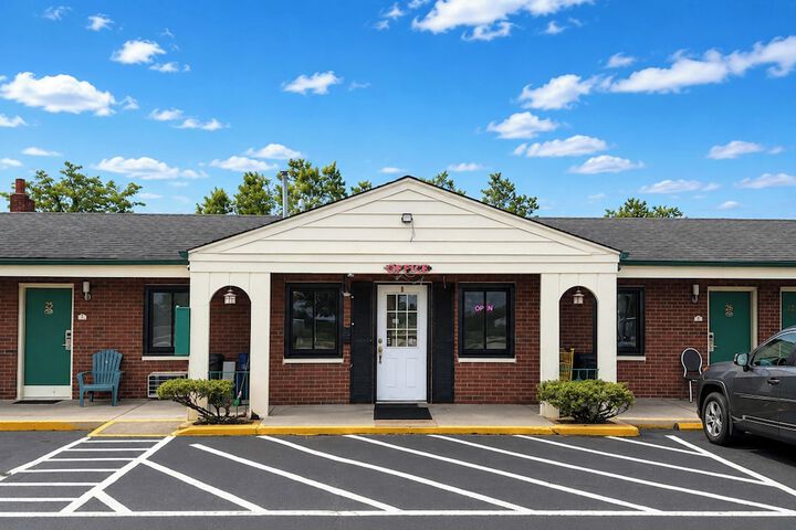 Hillcrest Motel by OYO Aurora IN Near Lawrenceburg