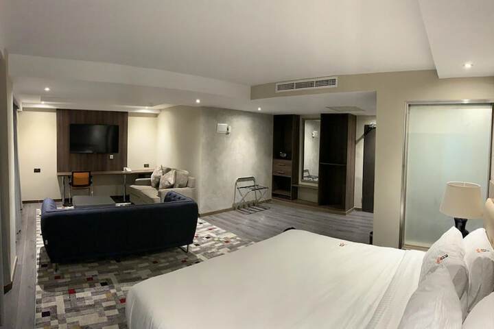 Room 8 of 32