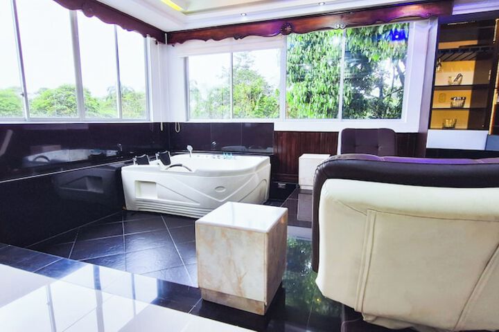 Room 10 of 76
