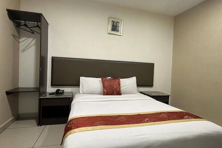 Room 6 of 13