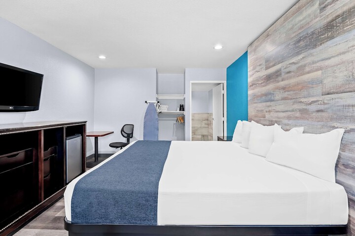 1 King Bed Desk WiFi Continental Breakfast (6 of 19)
