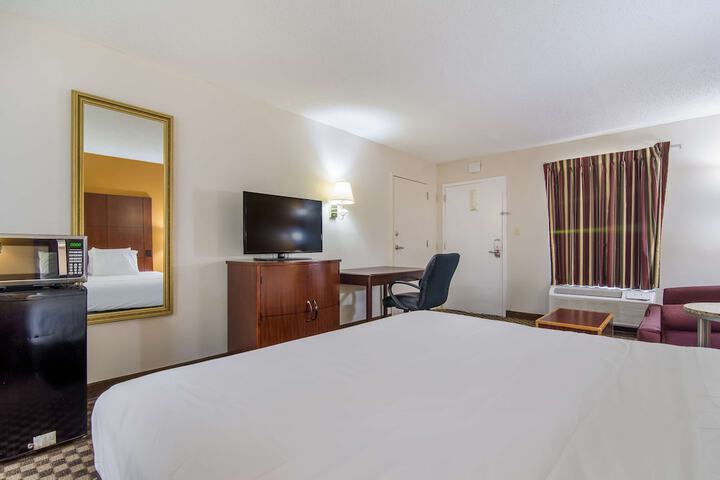 1 King Bed (6 of 7)