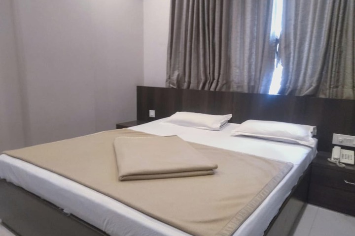 Room 4 of 18
