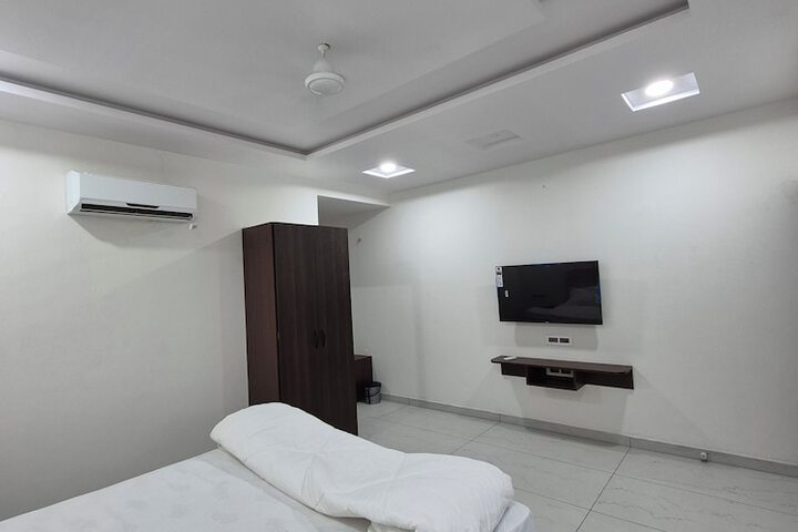 Room 4 of 24