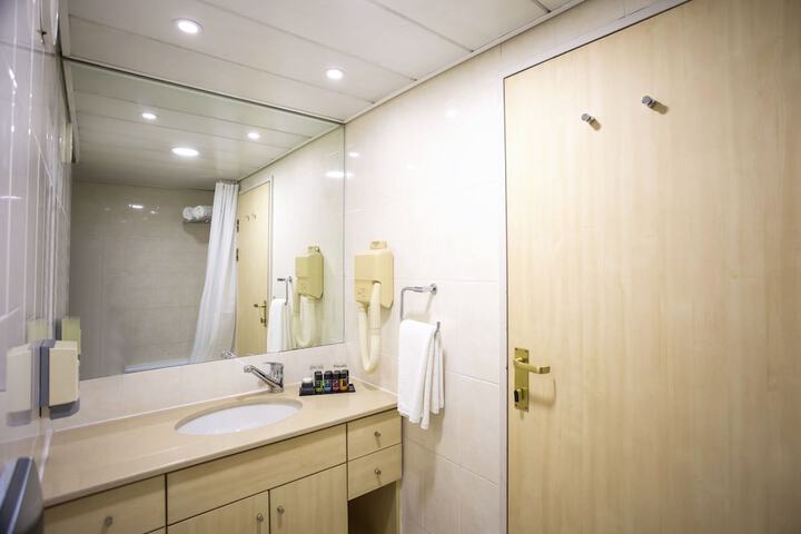 Room 40 of 70