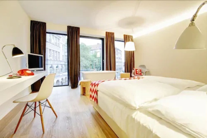 Room 9 of 35
