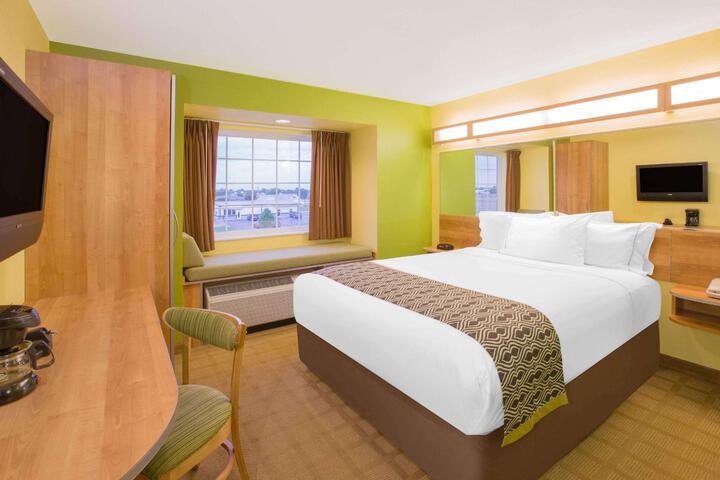 1 Queen Bed (3 of 22)