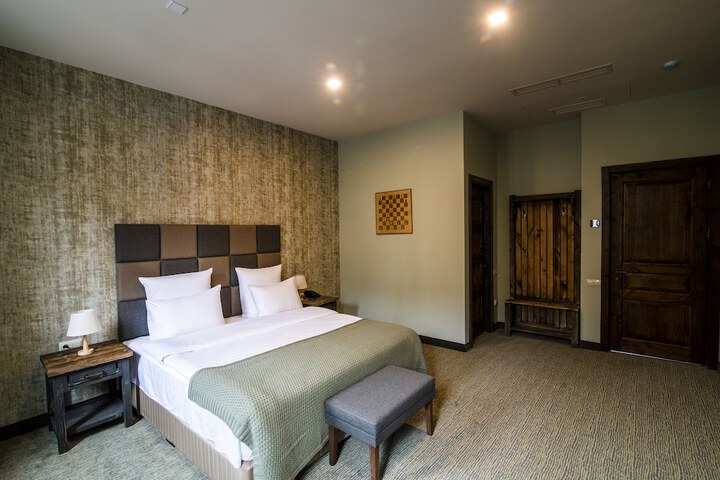 Room 10 of 93