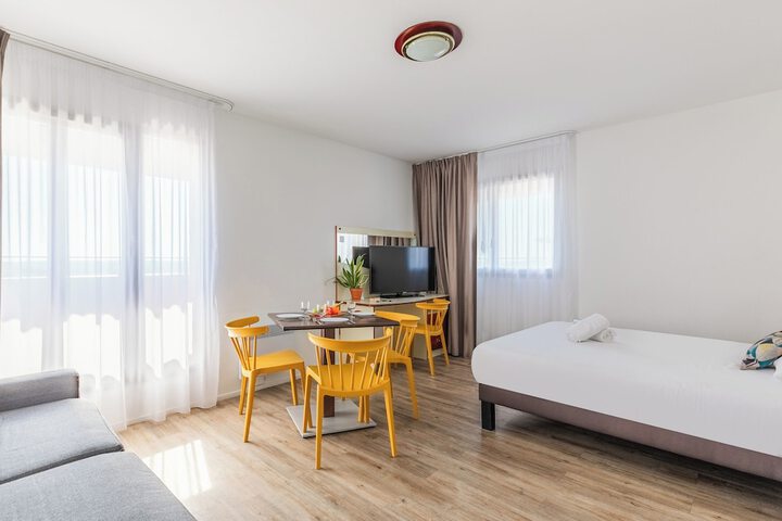 Room 7 of 28