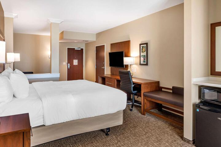 1 King Bed (4 of 18)