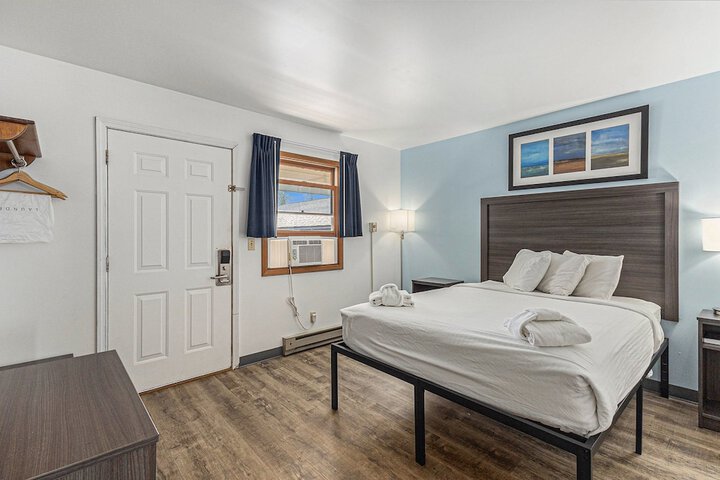2 Bedrooms Traditional Suite King and Queen Bed Pool View Balcony (25 of 46)