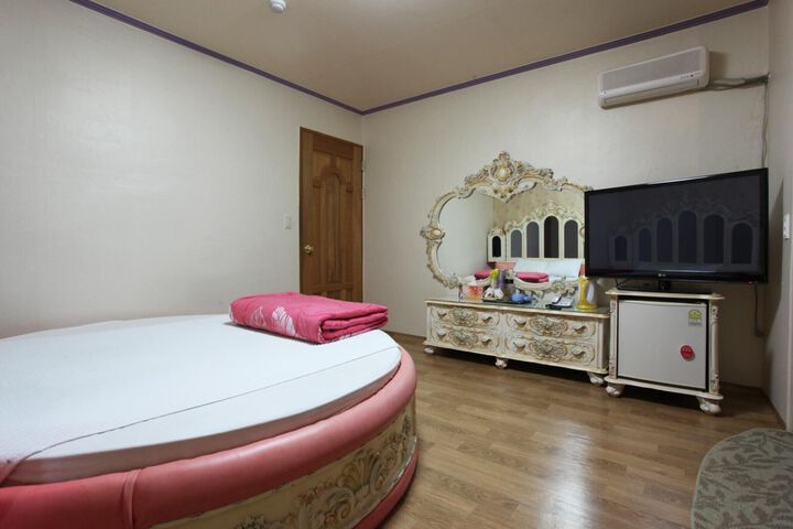 Room 35 of 79