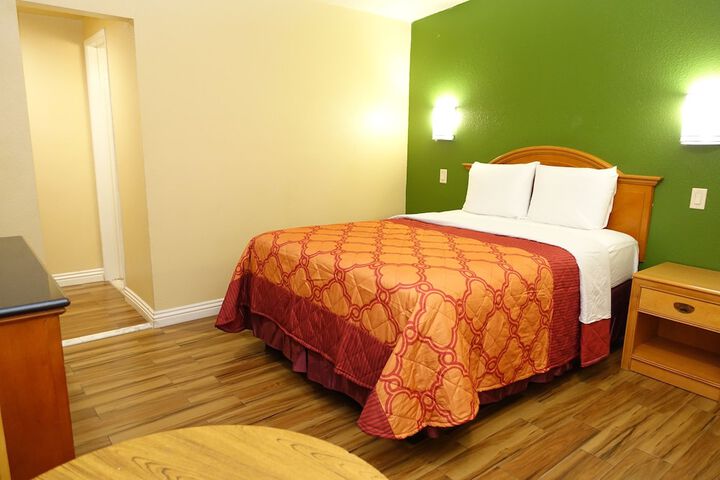 1 Queen Bed (25 of 41)