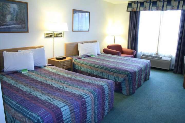 2 Queen Beds (3 of 3)