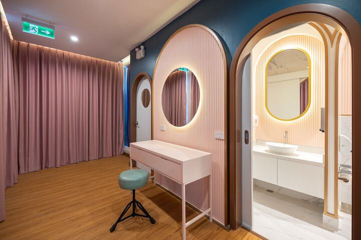 Ballroom/Hall 105 of 159