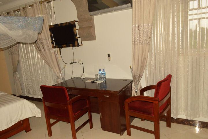 Room 28 of 80