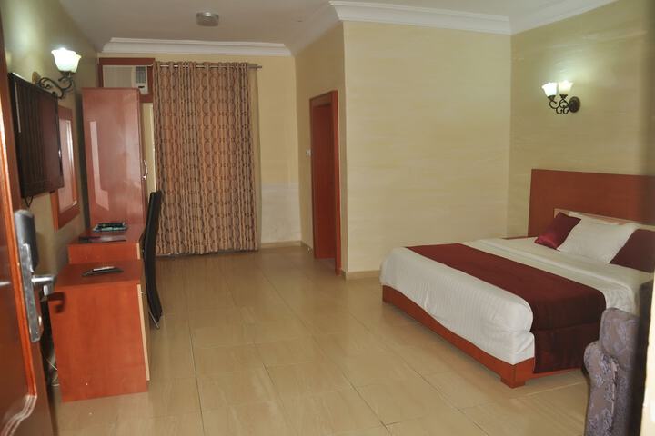 Room 5 of 9
