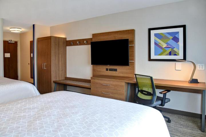 2 Queen Beds (13 of 15)