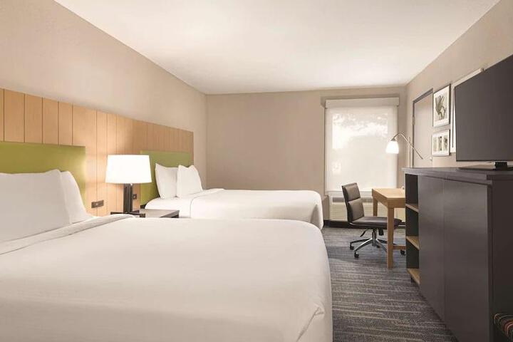 2 Queen Beds (2 of 3)