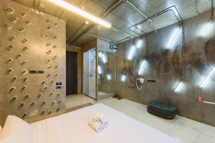 Room 17 of 60