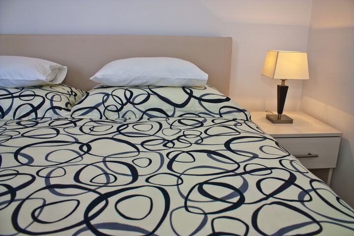 Room 4 of 102