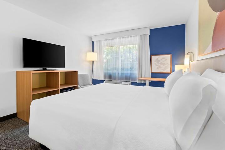 1 King Bed (3 of 10)