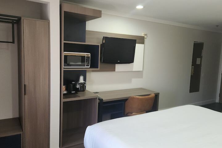 1 King Bed (9 of 9)