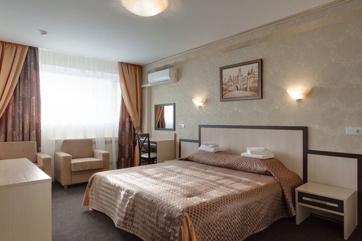 Room 8 of 33