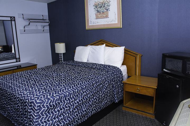 1 Queen Bed (1 of 15)