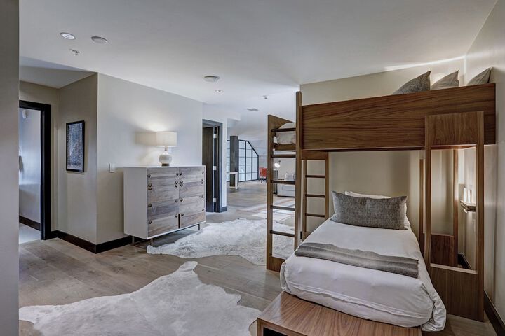 Room 30 of 569