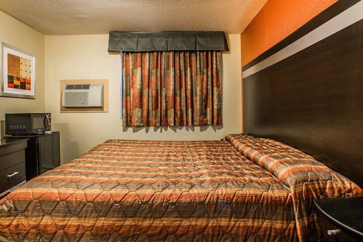 1 King Bed (3 of 9)
